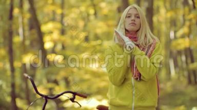 女人为秋天公园的普通感冒治病。 感冒季节，流鼻涕.. 向生病的女人打喷嚏